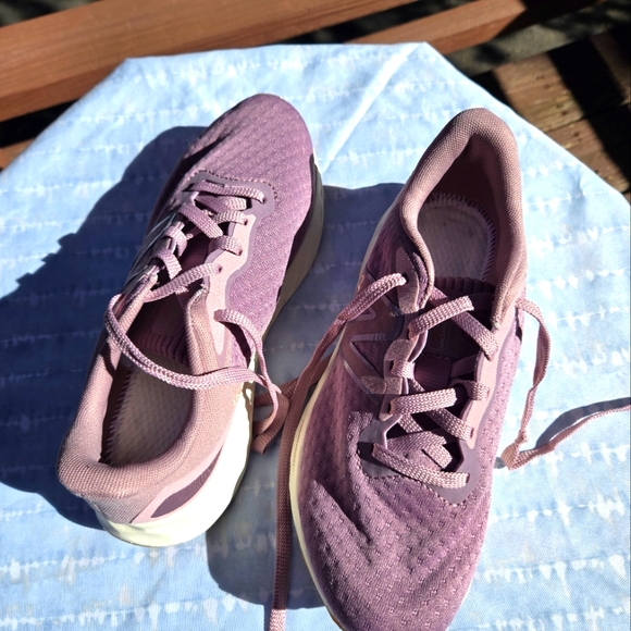 New Balance Shoes - New Balance Women's Mauve Athletic Shoes **missing insoles**